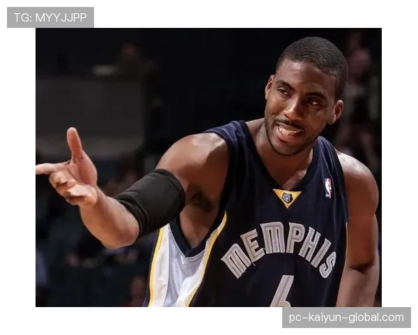 埃迪·琼斯无球跑动制造空位，三分效率领跑后卫群