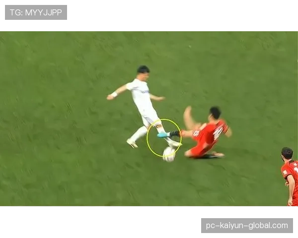 足球规则中危险动作的判罚标准及裁判执行细节解析