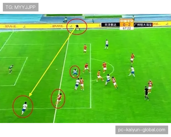 边裁职责详解：越位判定条件与何时举旗协助裁判